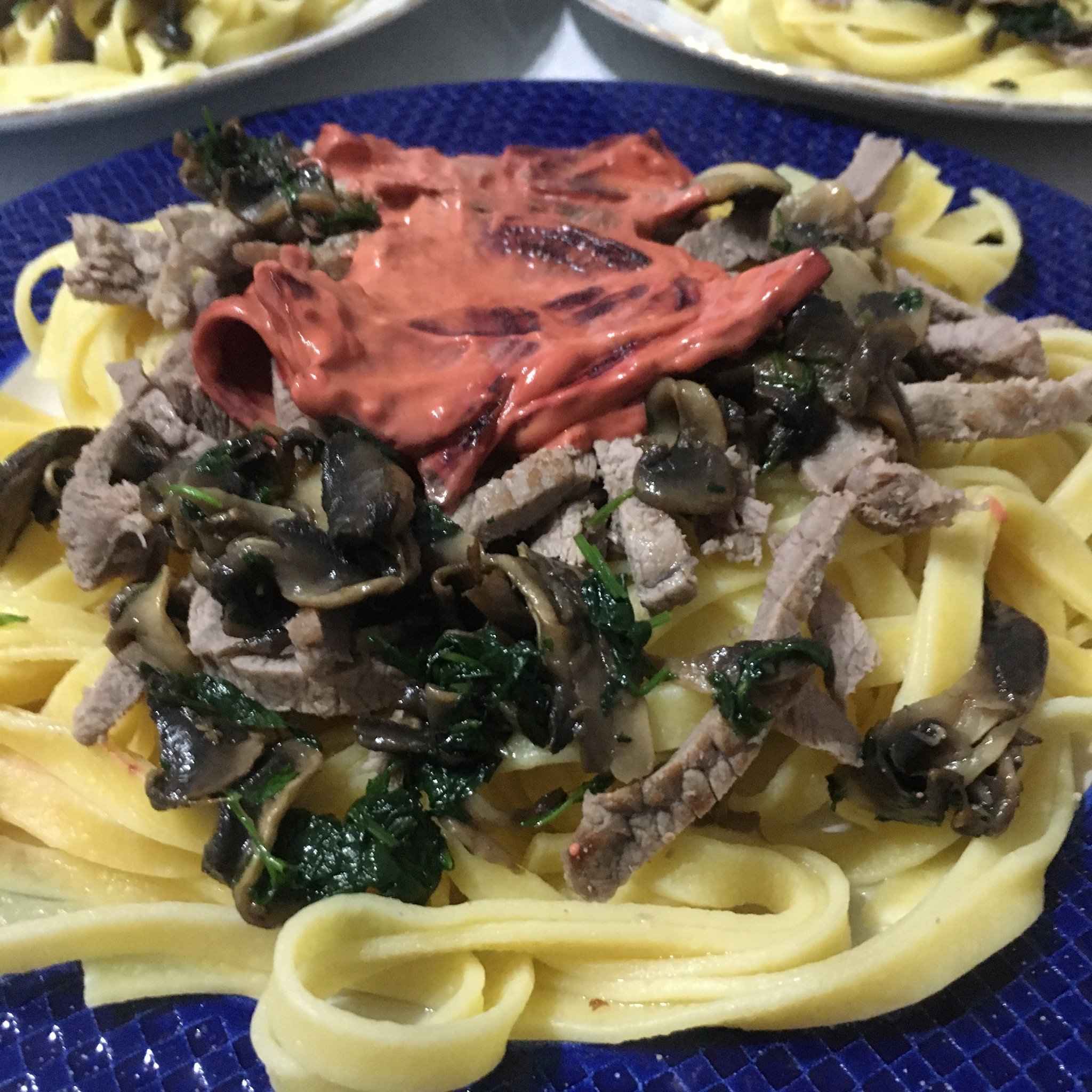 Kırmızı Pancar Kreması ile Tiftik Biftek ve Mantarlı Tagliatelle